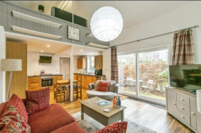 Cosy cottage in Christchurch, 1 double & 2 singles with private garden & parking